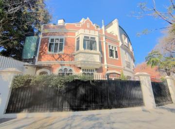 Casa · 220m² · 5 Ambientes · 1 Cochera · Casa en Exclusivo Barrio Parque 3 Plantas Terraza Asensor