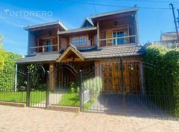 Casa · 180m² · 5 Ambientes · 1 Cochera · Casa en Gonzalez Catan en Venta 5 Ambientes con Parque y Cochera