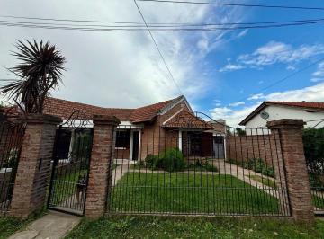 Casa · 76m² · 3 Ambientes · 2 Cocheras · Casa en Venta en Pergamino con Patio