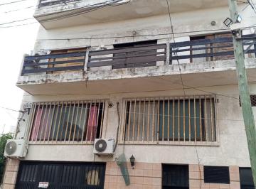 frente · Departamento de Dos Ambientes con Balcon en Primer Piso
