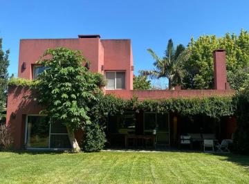 Casa · 221m² · 5 Ambientes · 1 Cochera · Santa Maria de Los Olivos