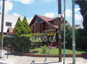 Casa · 355m² · 4 Ambientes · 1 Cochera · Venta Chalet 2 Ptas. S/lote 500 m² de Categoria con Parque y Quincho