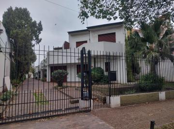 Casa de 5 ambientes, Lomas de Zamora · Alquiler de Casa en Banfield: Duplex Amplio con 3 Dorm, Garage, Patio