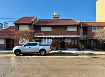 Casa · 329m² · 5 Ambientes · 2 Cocheras · Venta Chalet 5 Ambientes con Garage Doble y Parque en Barrio Chauvín Mar del Plata