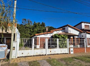 Casa · 240m² · 5 Ambientes · 3 Cocheras · Casa a La Venta en Lisandro Olmos