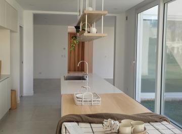 Casa · 303m² · 4 Ambientes · 2 Cocheras · Casa en Azzurra Tortugas, Pilar.