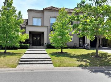 Casa · 360m² · 6 Ambientes · 2 Cocheras · Casa en Alquiler Temporario Buenos Aires Village, Barrio Cerrado, Bella Vista