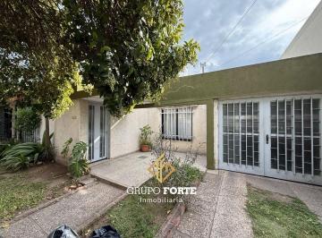 Casa · 121m² · 4 Ambientes · 2 Cocheras · Casa Apto Credito en Venta en B. San Francisco, Desocupada