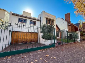 Casa · 331m² · 9 Ambientes · 2 Cocheras · Casa en Venta de 2 Plantas, con Jardín, Pileta y Cochera - Martínez