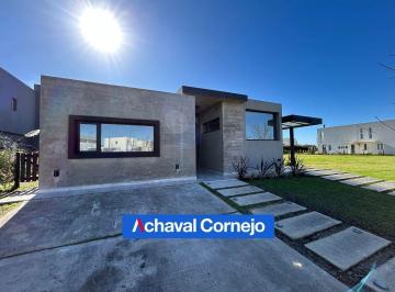 Casa · 161m² · 4 Ambientes · 1 Cochera · Venta Casa en Araucarias, Puertos (3 Dorm., Dependencia, Pileta) Acepta Financiación o Permuta