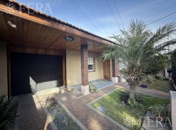 Casa · 108m² · 3 Ambientes · 2 Cocheras · Venta de Casa 3 Ambientes con Cochera y Patio en Quilmes