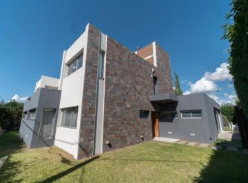 Frente · Casa 4 Dorm. con Parque y Piscina