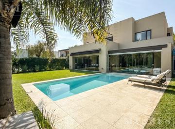 Casa · 306m² · 9 Ambientes · 2 Cocheras · Excelente Casa en Venta de Estilo Moderno en Los Castores