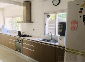 Casa · 160m² · 4 Ambientes · 2 Cocheras · Hermosa! 3 Dorm./ Suite/ Pileta /quincho