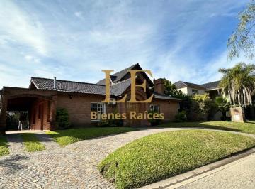 Casa · 205m² · 5 Ambientes · 5 Cocheras · Venta Casa en Septiembre Apto Credito