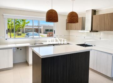 Casa · 160m² · 5 Ambientes · 1 Cochera · Casa en Barrio Santa Juana Alquiler Temporal