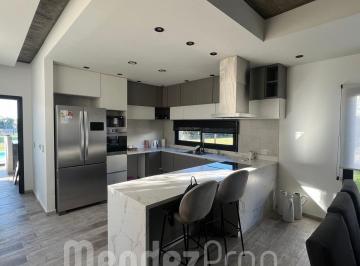 Casa · 200m² · 3 Ambientes · 4 Cocheras · Casa en Venta Barrio Lagos de Canning