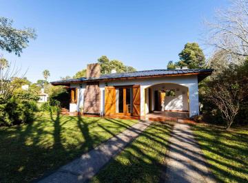 Casa · 90m² · 3 Ambientes · 3 Cocheras · Venta | Casa con Amplio Jardín en Barrio La Armonía