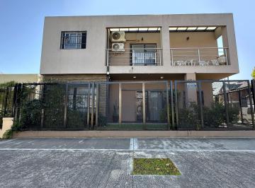 Casa de 5 ambientes, Morón · Minimalista en Venta, Montes de Oca 2800