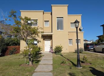 Casa · 240m² · 5 Ambientes · 2 Cocheras · Casa en Alquiler Pilar