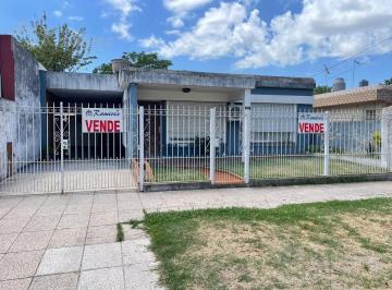 Casa · 329m² · 4 Ambientes · 1 Cochera · Casa 4 Ambientes Apto Credito en Venta - Moreno