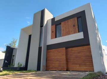 ARQ-ARQ-395_2 · Venta o Alquiler Casa, B° Panambi Country Club, Posadas
