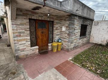 Casa · 300m² · 3 Ambientes · 1 Cochera · Casa con Gran Terreno!