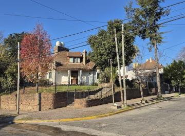 Casa · 323m² · 4 Ambientes · 2 Cocheras · Importante Terreno en Esquina en El Centro Residencial de Quilmes.