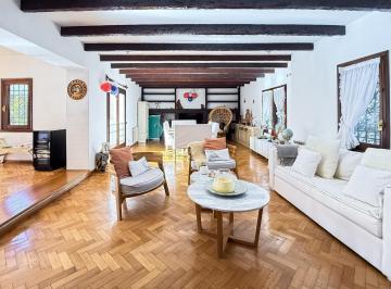 Casa · 450m² · 7 Ambientes · 2 Cocheras · Casa de 2 Plantas en Venta, Jardín, Galería y Pileta - La Lucila