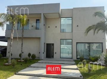 Casa · 337m² · 6 Ambientes · 2 Cocheras · Casa de 6 Ambientes en Venta en Lagos de Canning.