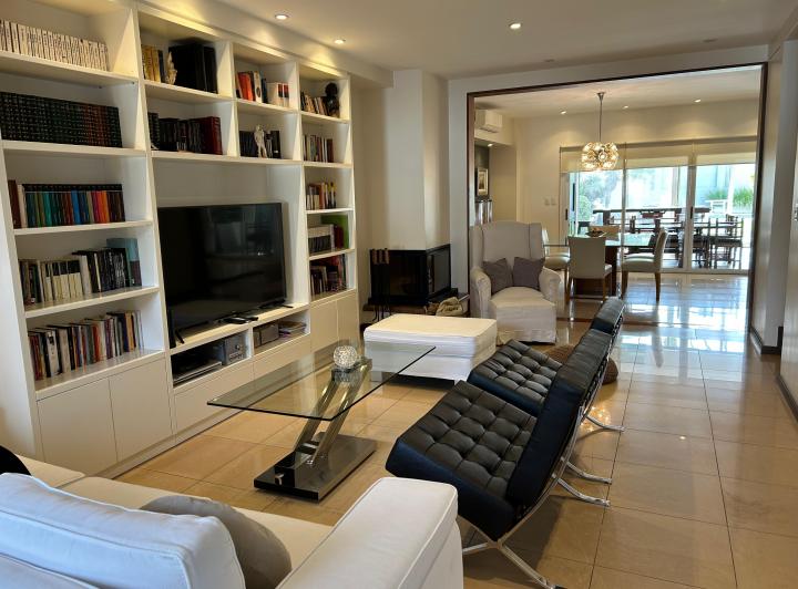 Casa · 273m² · 6 Ambientes · 2 Cocheras