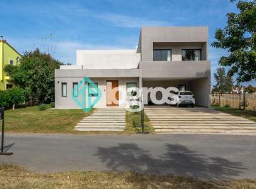 Casa de 6 ambientes, Salta · Casa en Venta en Barrio Jockey Club de Salta
