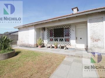 Casa · 93m² · 4 Ambientes · 1 Cochera · Venta Casa Chalet de 4 Amb. con Fondo y Parrilla en Berazategui, Oportunidad! Apto Credito