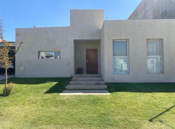 Casa · 280m² · 4 Ambientes · 1 Cochera · Casa en Centenario