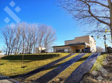 Casa · 289m² · 6 Ambientes · 1 Cochera · En Venta, Casa de 4 Dorm., Los Canales de Plottier