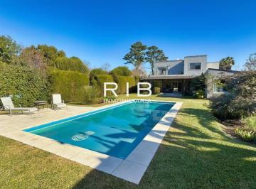 Casa de 5 ambientes, Pilar · Excelente Propiedad Moderna