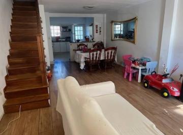 Casa · 158m² · 4 Ambientes · 1 Cochera · Hermoso Triplex con Jardin y Pileta