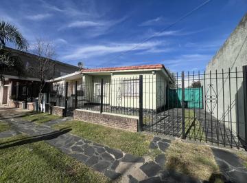 Casa · 160m² · 3 Ambientes · 1 Cochera · Chalet de 3 Ambientes en Alquiler - Ciudad Evita