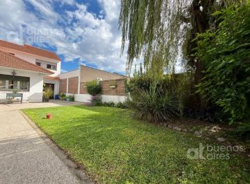 Casa · 260m² · 7 Ambientes · 2 Cocheras · Casa en Venta 7 Ambientes con Piscina Quincho Cochera Quilmes