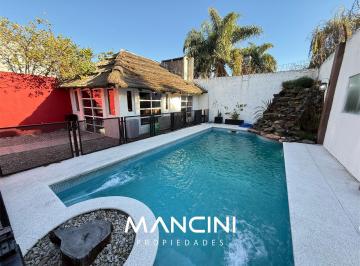 Casa · 212m² · 4 Ambientes · 1 Cochera · Apto Crédito - Casa en Venta de 4 Ambientes con Cochera, Quincho y Piscina - Victoria
