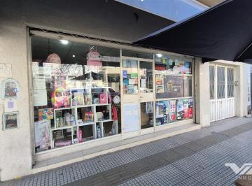 Local comercial · 152m² · 5 Ambientes · 3 Cocheras · Venta Local con 2 Viviendas y Galpón. Villa Martelli