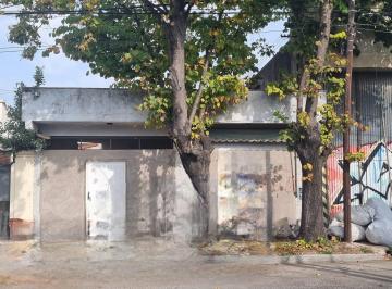 Depósito · 440m² · 4 Ambientes · 1 Cochera · En Villa Ballester Casa con Deposito
