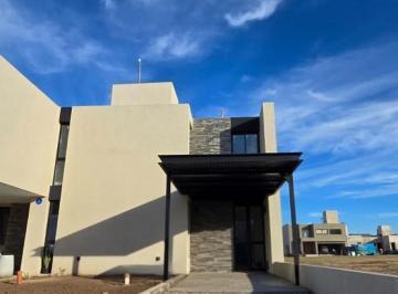 Casa · 140m² · 3 Ambientes · 1 Cochera · Dúplex de Categoría a Estrenar en Docta
