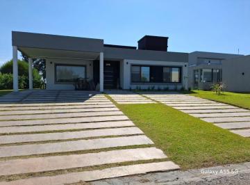 Casa · 153m² · 4 Ambientes · 3 Cocheras · Alquiler Casa en Barrio San Lucas