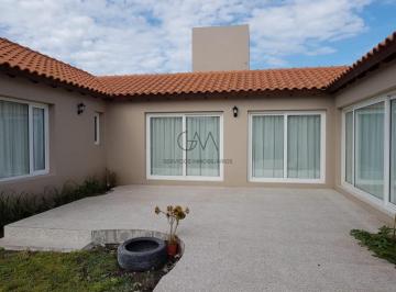Casa · 180m² · 3 Ambientes · 1 Cochera · Casa en Alquiler en Barrio Rumenco