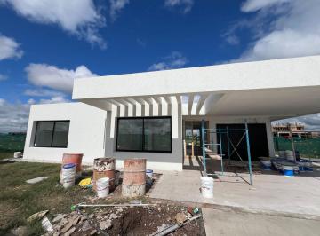 Casa · 1078m² · 6 Ambientes · 2 Cocheras · Casa en Vida Club de Campo