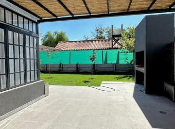 Casa · 5 Ambientes · 2 Cocheras · Casa en Alquiler en Calle Larrea de Charas de Coria