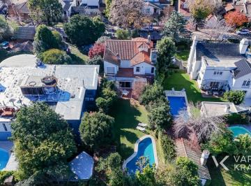 Casa · 317m² · 5 Ambientes · 3 Cocheras · Casa en Venta en Acassuso con Jardín