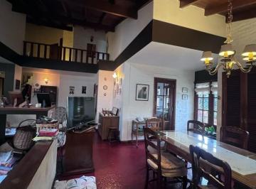 Casa · 239m² · 5 Ambientes · 2 Cocheras · Venta Hermso Chalet Ubicado en Pinos de Anchorena, 5 Amb. Parque, Pileta, Gje./ Quicho, Visitela