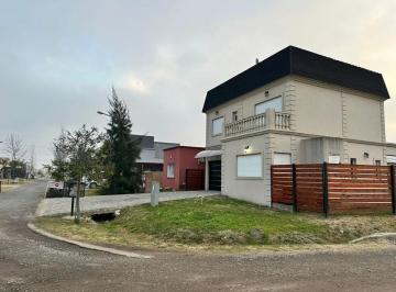 Casa · 200m² · 4 Ambientes · 1 Cochera · Venta - Casa Apto Credito - Barrio Laguna Azul
